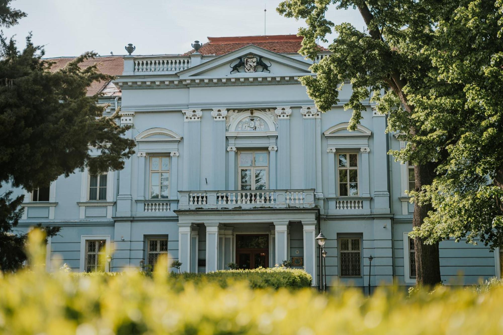 Hotel Kastiel Mojmirovce Exterior photo
